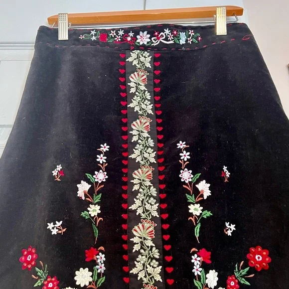 Gorgeous Embroidered Skirt with Folklore Flower Art Design - Size 6 - Picture 8 of 12